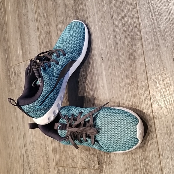 Puma's FTWDL women's sz 9 sneakers - Picture 2 of 10